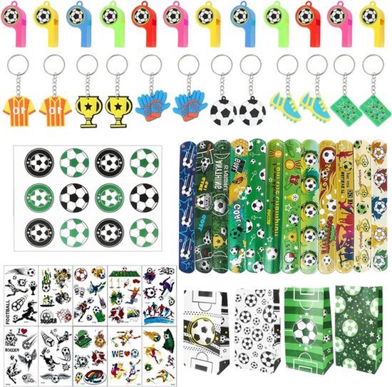Voetbalfeestcadeautjes voor kinderen - Jongens verjaardagscadeau - Voetbal papieren zakjes - Voetbalfluitjes - Sleutelhanger - Armband - Stickers - 70 stuks